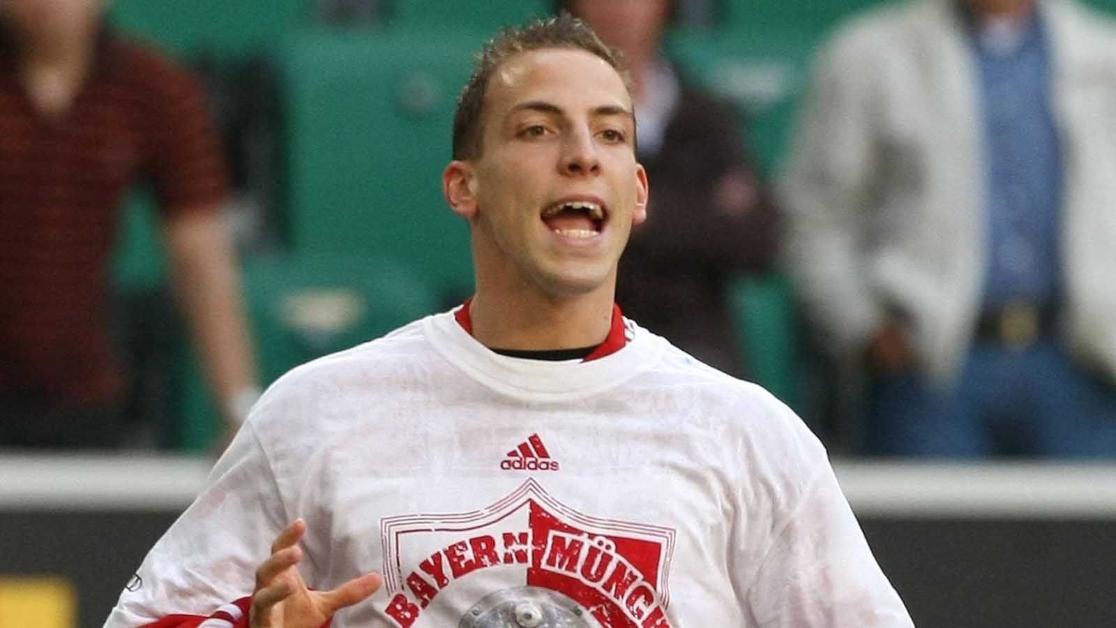 
                <strong>Linkes Mittelfeld: Jan Schlaudraff</strong><br>
                Ein äußerst sehenswertes Tor im DFB-Pokal 2007 für Alemannia Aachen gegen die Bayern katapultierte Schlaudraff wohl in den Fokus des FCB. Der dribbelstarke Offensivspieler fand in München aber nie wirklich zu seiner Form, sodass nach gerade einmal 14 Spielen schon wieder Schluss war. 
              