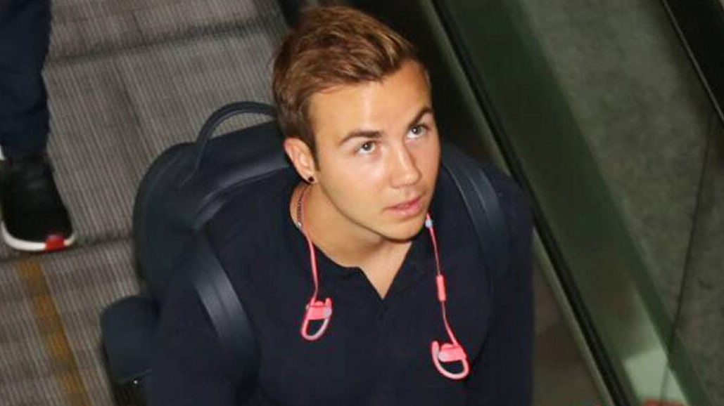 
                <strong>Mario Götze hat die Wahl</strong><br>
                Mario Götze spielt "Wünsch dir was". Der Profi des FC Bayern München verrät, welche fünf Spieler er in sein Wunsch-Team aufnehmen würde. Überraschung: Es ist kein Deutscher dabei ...
              