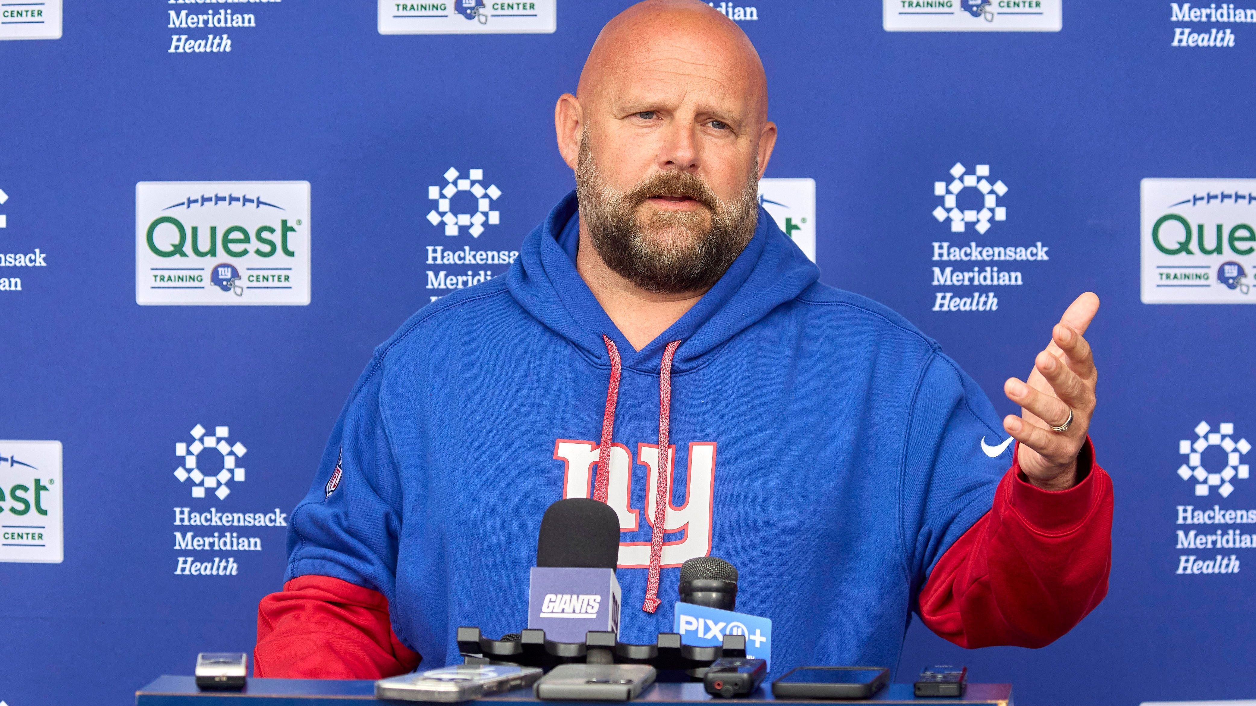 <strong>Brian Daboll (New York Giants)</strong> <br>Dass es für Daboll eng werden könnte, ist wirklich keine Überraschung. Die Giants enttäuschen seit Jahren, der 50-Jährige geht in seine vierte Saison im "Big Apple". Daboll muss mit dem neuen Quarterback Russell Wilson sofort die Wende schaffen, bei einem Fehlstart könnte er ansonsten schnell seinen Job verlieren.
