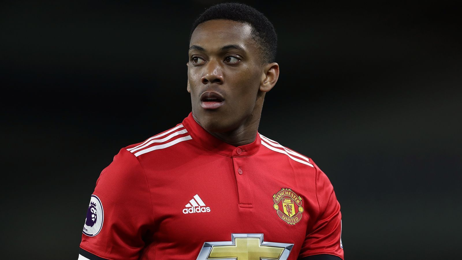 
                <strong>Anthony Martial (Manchester United)</strong><br>
                In den ersten Monaten des Jahres 2018 geisterte schon einmal der Name Anthony Martial durch den Münchner Blätterwald. Bei Manchester United fühlt sich der Franzose von Coach Jose Mourinho offenbar nicht so recht wertgeschätzt und plant deshalb wohl den Abgang im Sommer. Laut "Sportbild" sollen die Münchner die Bemühungen um den 22-Jährigen jedoch schon einschlafen lassen haben. Dabei wäre Martial vor allem aufgrund seiner Vielseitigkeit ein interessanter Spieler. Der noch bis 2019 gebundene Offensivmann kann sowohl im Sturmzentrum als auch auf den Außenbahnen agieren.
              