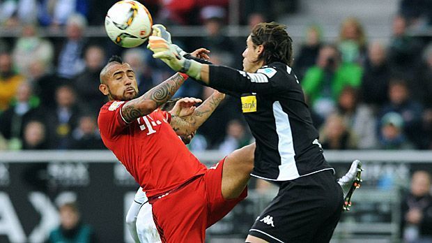 
                <strong>Yann Sommer (Borussia Mönchengladbach)</strong><br>
                Yann Sommer (Borussia Mönchengladbach): Der Schweizer Schlussmann hat die Ruhe weg. Mit seinen teilweise hanebüchenen Pässen unter Bedrängnis treibt er zu Beginn wohl nicht nur Trainer Schubert den Schweiß auf die Stirn. Mit zunehmender Spieldauer avanciert Sommer aber zum perfekten Rückhalt, lässt Lewandowski und Co. verzweifeln. ran-Note: 2
              