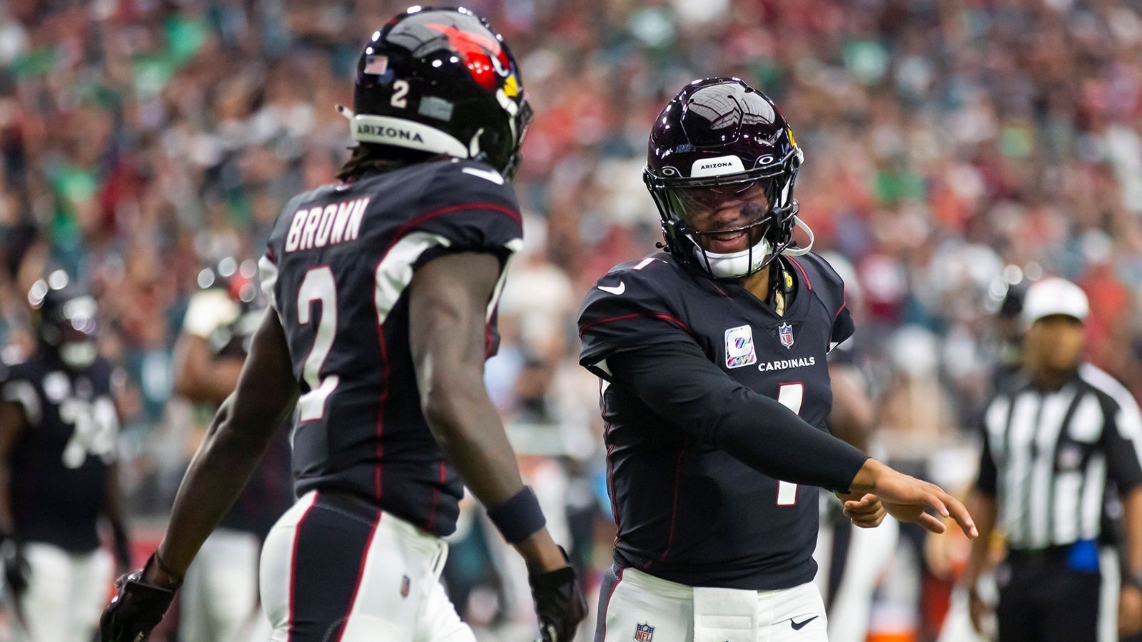 
                <strong>Arizona Cardinals </strong><br>
                Derzeit ist immer noch unklar, ob Kyler Murray rechtzeitig zum Saisonstart fit wird. Der Quarterback zog sich in der vergangenen Saison einen Kreuzbandriss zu und arbeitet an seinem Comeback. Weil auch Wide Receiver Marquise "Hollywood" Brown 2022 nur zwölf Spiele absolvierte, darf man auf die Connection der beiden guten Freunde gespannt ein. Sind beide fit, dürfte die Kombo Murray/Brown für einige Highlights sorgen.
              