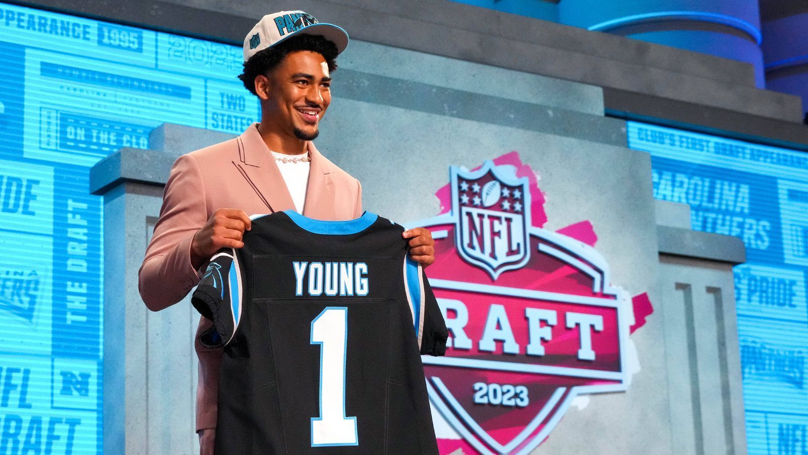 
                <strong>Bryce Young, Carolina Panthers</strong><br>
                Lange vor der Draft Night war es ein offenes Geheimnis, dass die Carolina Panthers Bryce Young zum Nummer-1-Pick machen. Und damit wohl auch zu ihrem Future Quarterback. Immerhin ertradeten sich die Panthers für ihn den ersten Pick von den Chicago Bears und gaben dafür einige zukünftige Picks her. Young ist also die Wahl für das Hier und Jetzt. Der Quarterback hat am College gezeigt, dass er bereit für die NFL ist. Zudem heißt die Alternative bei den Panthers derzeit Andy Dalton - Young sollte der unbestrittene Starter in Woche 1 sein.
              