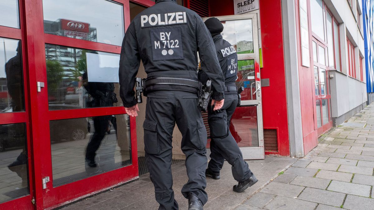 Vermummte Polizisten betreten in den  Morgenstunden ein Bürogebäude, in dem die Islamische Vereinigung Bayern (IVB) Räumlichkeiten hat. 