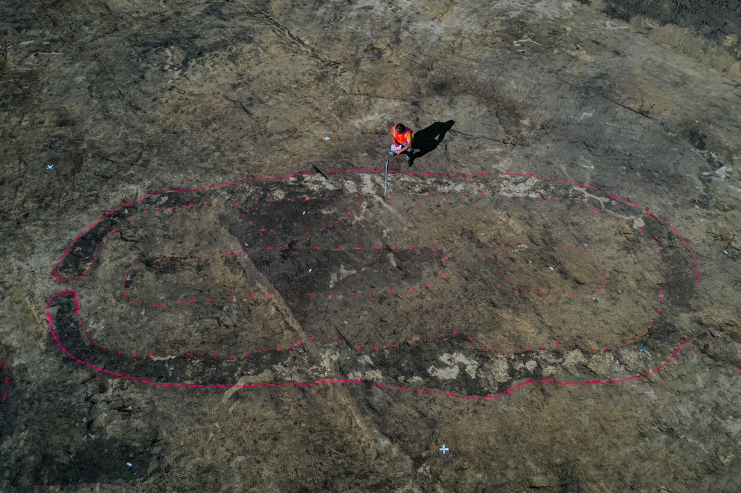 Archäologen untersuchen den Grundriss eines Tausende Jahre alten Hauses in Magdeburg.