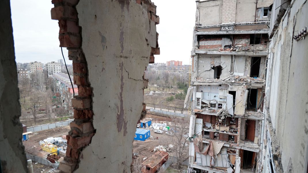 Blick auf ein bei schweren Kämpfen beschädigtes Wohnhaus im ukrainischen Mariupol im Jahr 2023