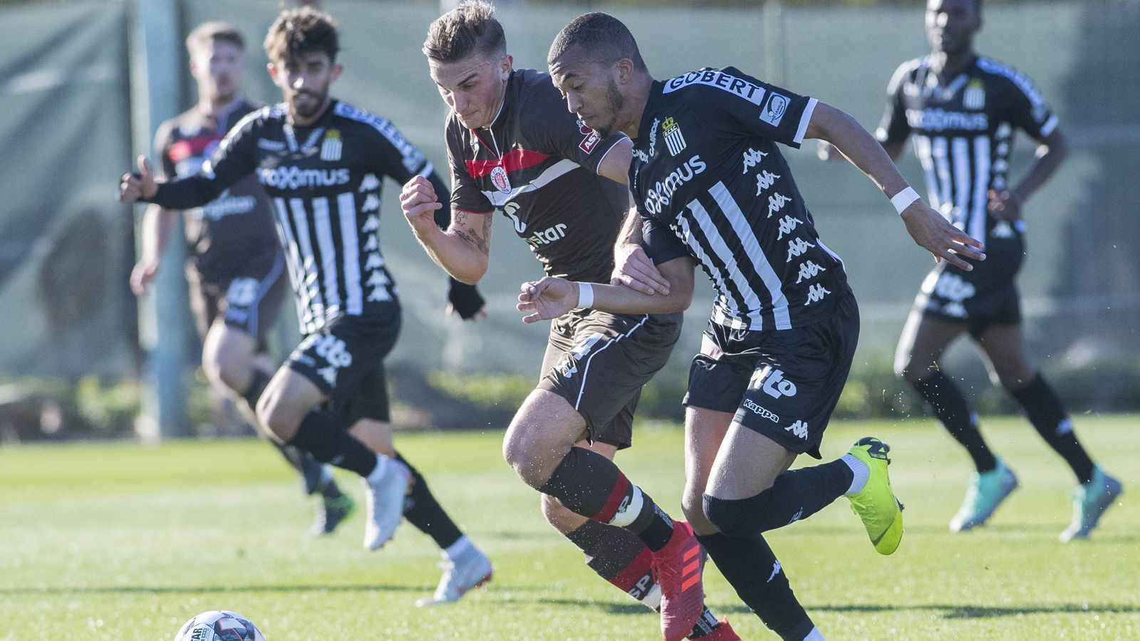 
                <strong>FC St. Pauli (3. Platz, 34 Punkte)</strong><br>
                So lief die Wintervorbereitung: Der FC St. Pauli unterlag im ersten Test dem belgischen Erstligisten RSC Charleroi mit 2:3. Gegen die drittklassigen Testspielgegner Wehen Wiesbaden und KFC Uerdingen gab es ein 3:2-Erfolg und ein 0:0. Überschattet wurde die Wintervorbereitung allerdings von dem Kreuzbandriss des Stamm-Innenverteidigers Philipp Ziereis (Foto, Mitte). Bitter: Selbige Verletzung hatte sich im letzten Saisonspiel des Jahres 2018 der bislang erfolgreichste Torjäger Henk Veermann zugezogen.
              