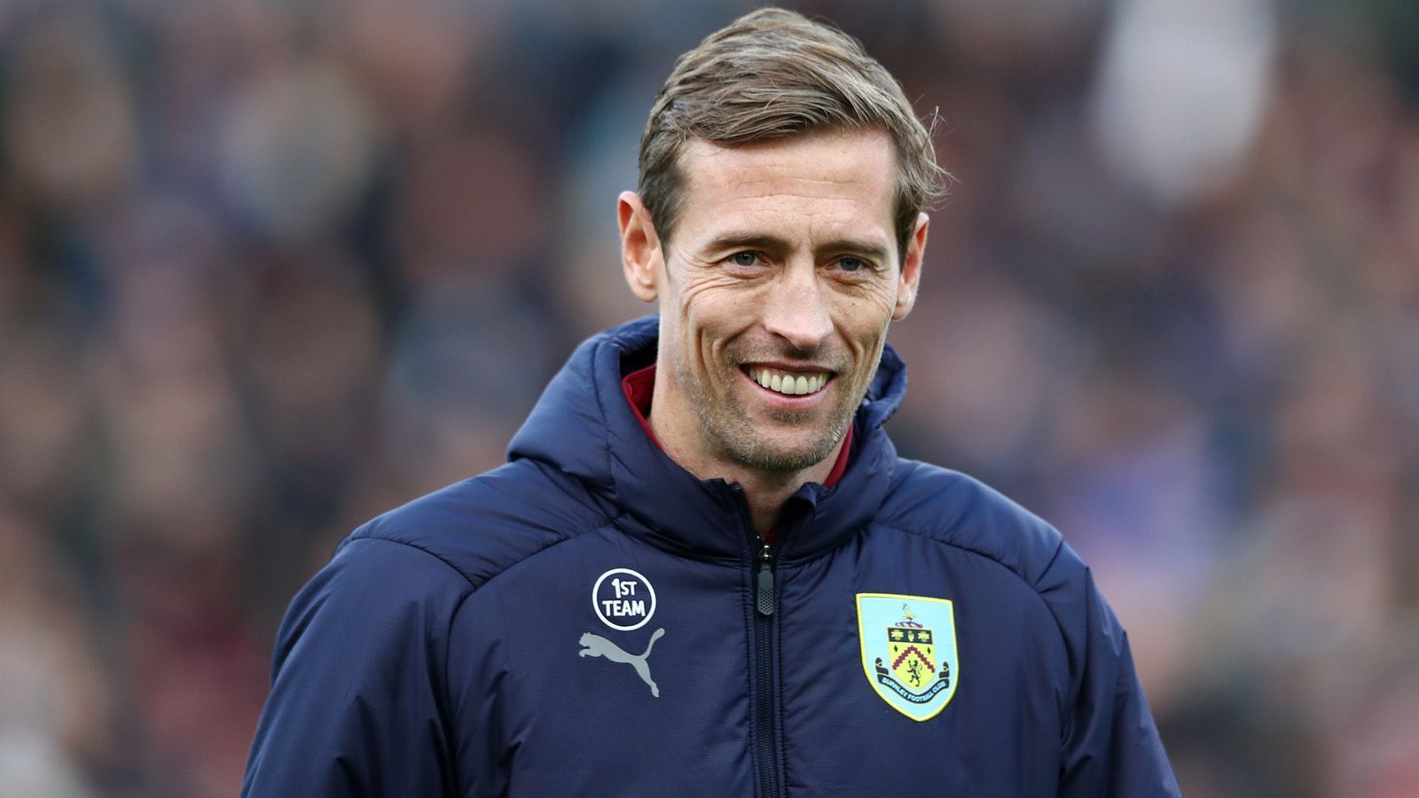 
                <strong>Peter Crouch (FC Burnley) </strong><br>
                Der ehemalige englische Nationalspieler Peter Crouch hat das Ende seiner Karriere verkündet. "Nach reiflicher Überlegung in diesem Sommer habe ich mich entschieden, mich aus dem Fußball zurückzuziehen. Unser wunderbares Spiel hat mir alles gegeben", schrieb der 38-Jährige bei Twitter. Der 2,01-Meter große Mittelstürmer schoss in 468 Einsätzen in der Premier League für sieben Vereine insgesamt 108 Tore und nahm mit England an den Weltmeisterschaften 2006 und 2010 teil. "Wenn du mir im Alter von 17 Jahren gesagt hättest, ich würde bei Weltmeisterschaften spielen, ein Champions-League-Finale (mit Liverpool 2006, Anm. d. Red.) erreichen, den FA-Cup (mit Liverpool 2007, Anm. d. Red.) gewinnen und 100 Tore erzielen, hätte ich dich für verrückt erklärt", schrieb er weiter. Durch seinen "Roboter"-Torjubel erlangte Crouch Kultstatus.
              