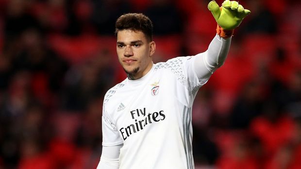 
                <strong>Ederson (Benfica -> Manchester City)</strong><br>
                Nachdem sich Torhüter Claudio Bravo als Flop erwiesen hat, kauft Manchester City im Sommer 2017 den nächsten Keeper. Die Wahl fiel auf den Brasilianer Ederson von Benfica Lissabon. Der 23-Jährige kostete bestätigte 40 Millionen Euro Ablöse. "Ich mag alles an Manchester City", sagte der Nationaltorhüter bei seiner Vorstellung in Manchester, wo er die Rückennummer 31 erhalten wird. 
              