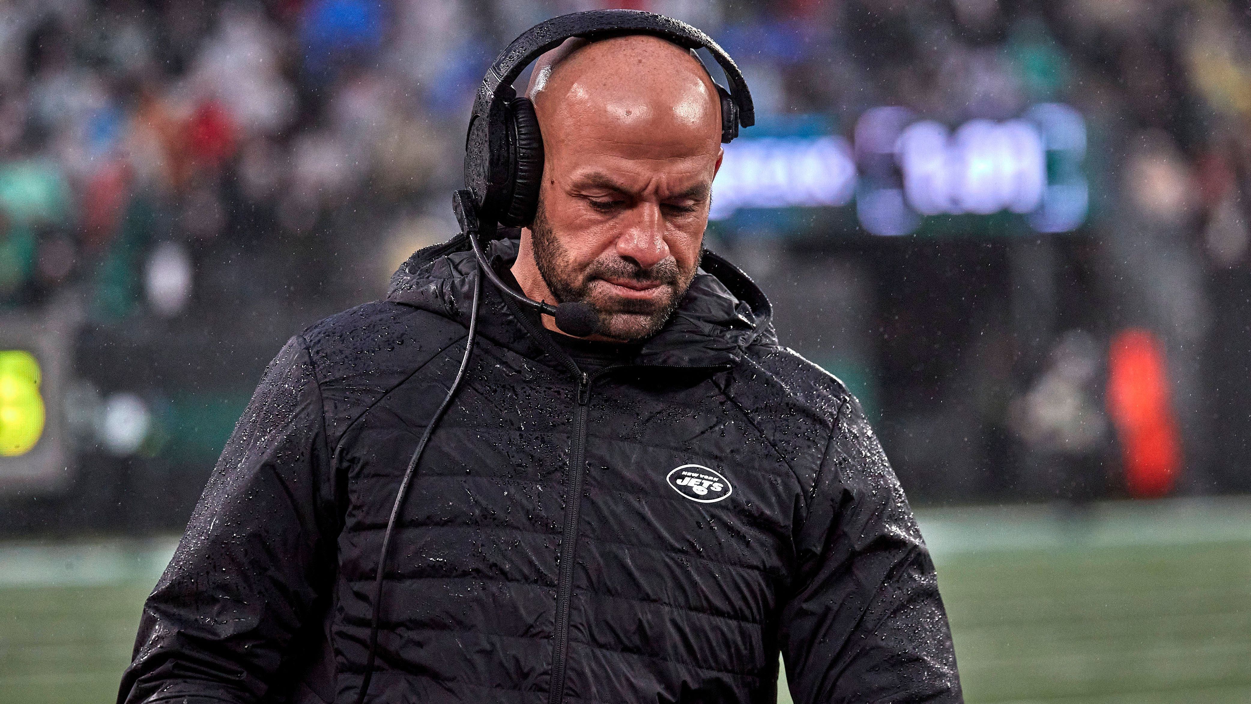 <strong>Verlierer: Robert Saleh (New York Jets)</strong><br>Das liegt nicht zwingend am erneut peinlichen 8:13 gegen die Atlanta Falcons, sondern an Salehs Gesamt-Resümee. Die Falcons-Pleite war seine 31. Niederlage im 46. Spiel seiner Karriere bei den Jets. Das reicht am Ende nicht, um als Hauptübungsleiter in der NFL zu arbeiten. Unter ihm sind die Jets genau so schlecht wie vorher auch, man muss es so deutlich sagen.