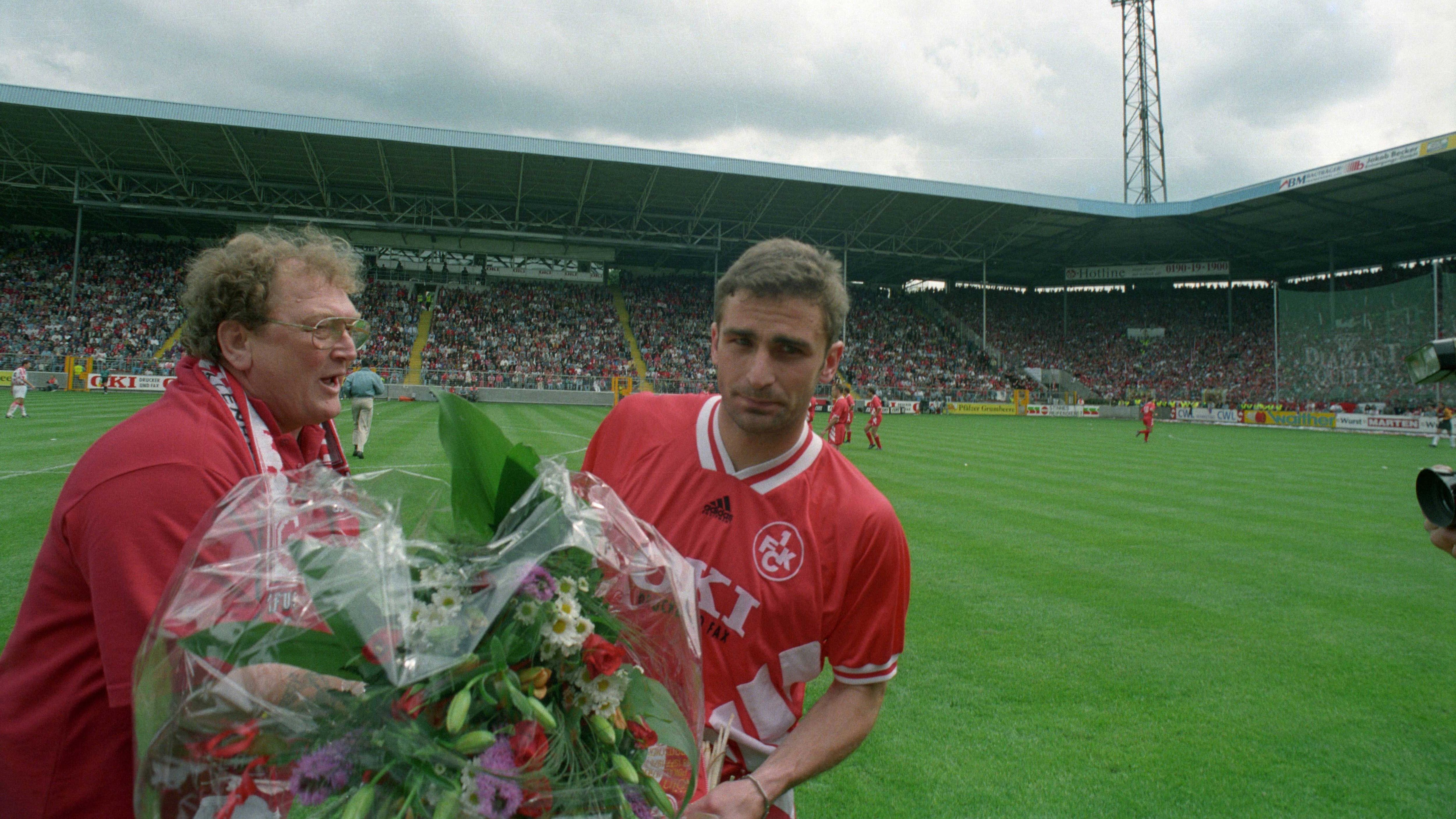 
                <strong>Abschied aus Kaiserslautern 1995</strong><br>
                Nachdem er 1993/94 mit 18 Toren das zweite Mal Torschützenkönig in der Fußball-Bundesliga geworden war verabschiedete sich Kuntz nach der darauffolgenden Saison vom Betzenberg. Seine Bilanz in sechs Jahren mit dem FCK: 205 Spiele, 179 Tore, 28 Vorlagen. Es wartete bereits eine neue Herausforderung im Ausland. Für die Saison 95/96 wechselte Kuntz zum amtierenden türkischen Meister Besiktas Istandbul. In seinen 34 Einsätzen erzielte Kuntz 11 Tore und beendete die Saison mit BJK auf Rang drei in der Süper Lig. Doch das sollte nicht das Highlight in diesem Jahr gewesen sein ...
              