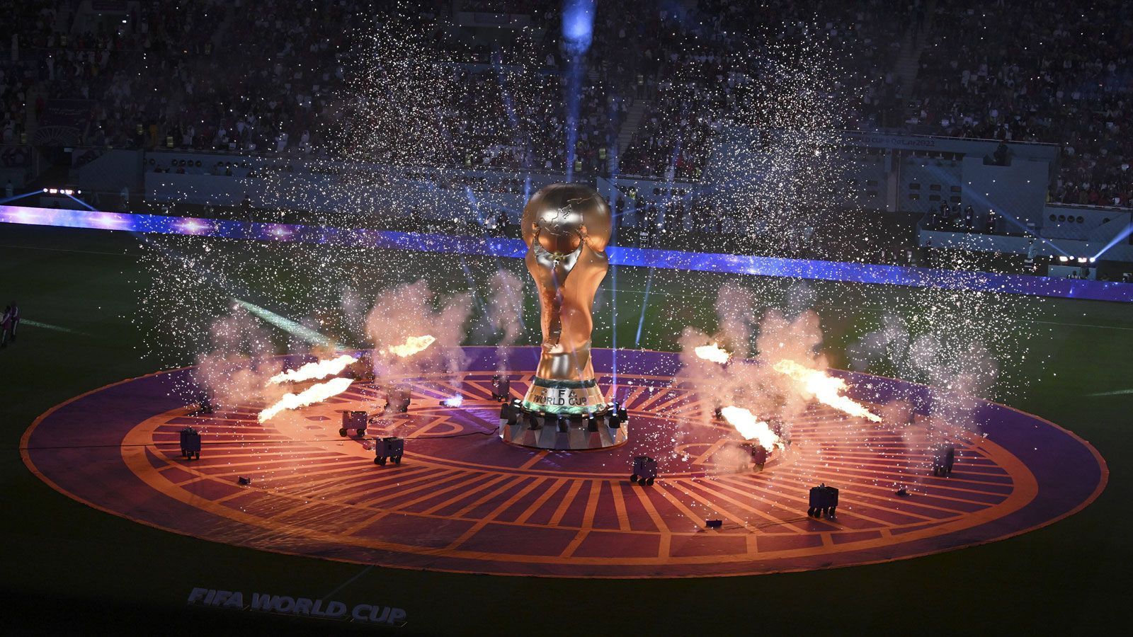 
                <strong>Die FIFA zündelt</strong><br>
                Am Anfang gibt es eine kleine Show - ganz im Sinne der FIFA. Mit Feuerwerk und so.
              