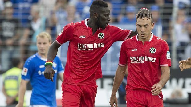 
                <strong>Salif Sane und Mevlüt Erdinc (Hannover 96)</strong><br>
                Salif Sane und Mevlüt Erdinc übernehmen gemeinsam die Spitze der Trikot-Verkäufe bei Hannover 96.
              