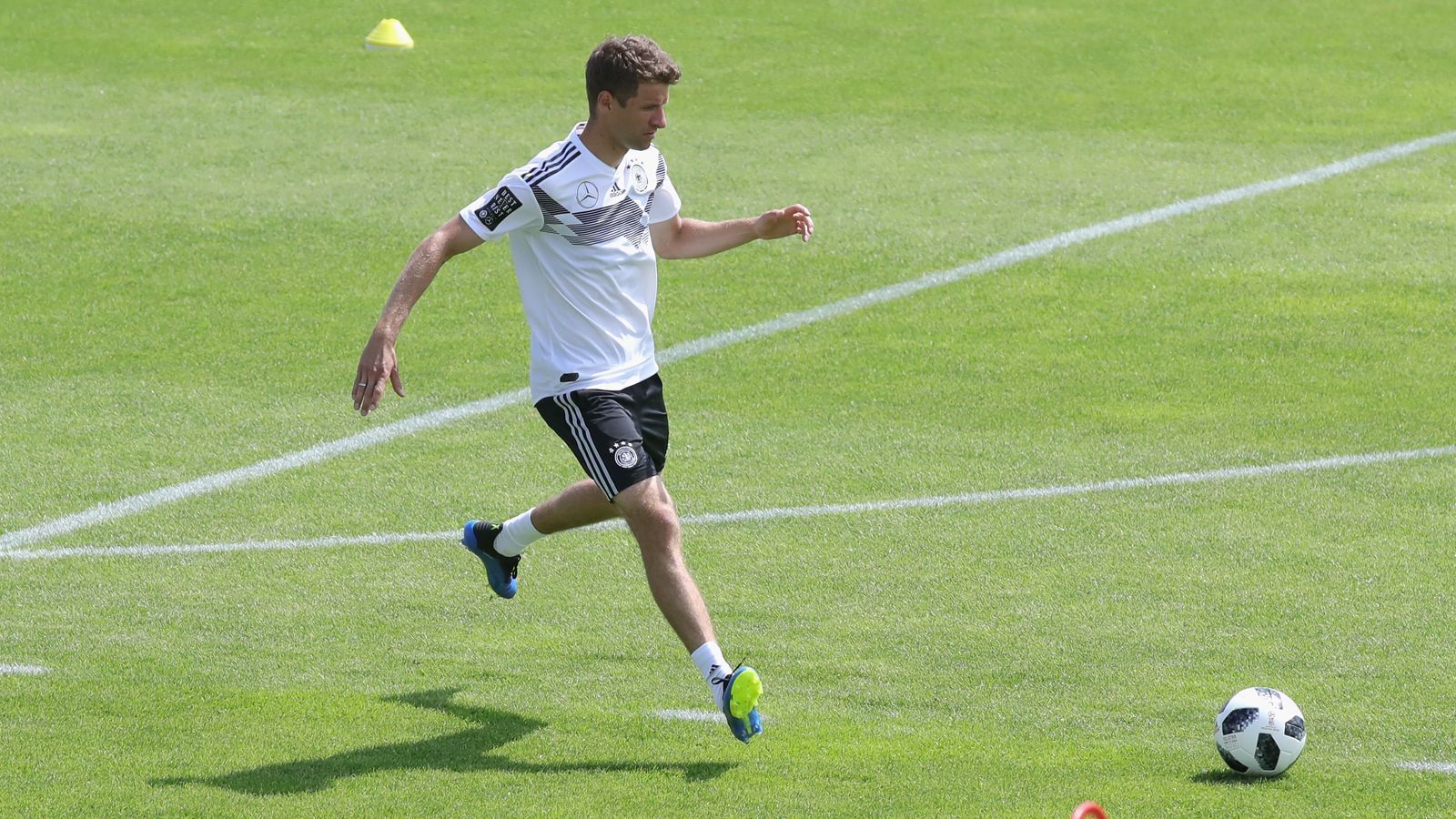
                <strong>Thomas Müller</strong><br>
                Wegen Goretzka kommt Müller bei uns über die rechte Seite. Zumindest auf dem Papier. Der "Raumdeuter" ist bekanntermaßen ja sowieso überall auf dem Feld anzutreffen. Müller erhält aufgrund seiner Kopfballstärke den Vorzug gegenüber den technisch versierten Flügelspielern Brandt und Julian Draxler. Gegen die eher klein gewachsenen Mexikaner könnte in der Luft einiges drin sein. Ob es für Müller nach Portugal 2014 wieder drei Tore zum WM-Auftakt werden, bleibt abzuwarten. Wir hätten nichts dagegen.
              