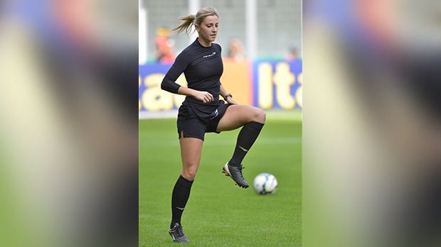 
                <strong>Fernanda Colombo Uliana</strong><br>
                Auch beim Aufwärmen macht die gebürtige Brasilianerin eine gute Figur. Übrigens: Uliana setzt sich für die Rolle der Frau im Sport ein und sieht ihren Werdegang als einen Schritt in die richtige Richtung. Da passt ihr eine Aufnahme in den 1-Uhr-Post vielleicht nicht unbedingt in den Kram, aber wir müssen ja schließlich auch euer Wohl im Blick haben, nicht wahr!?
              