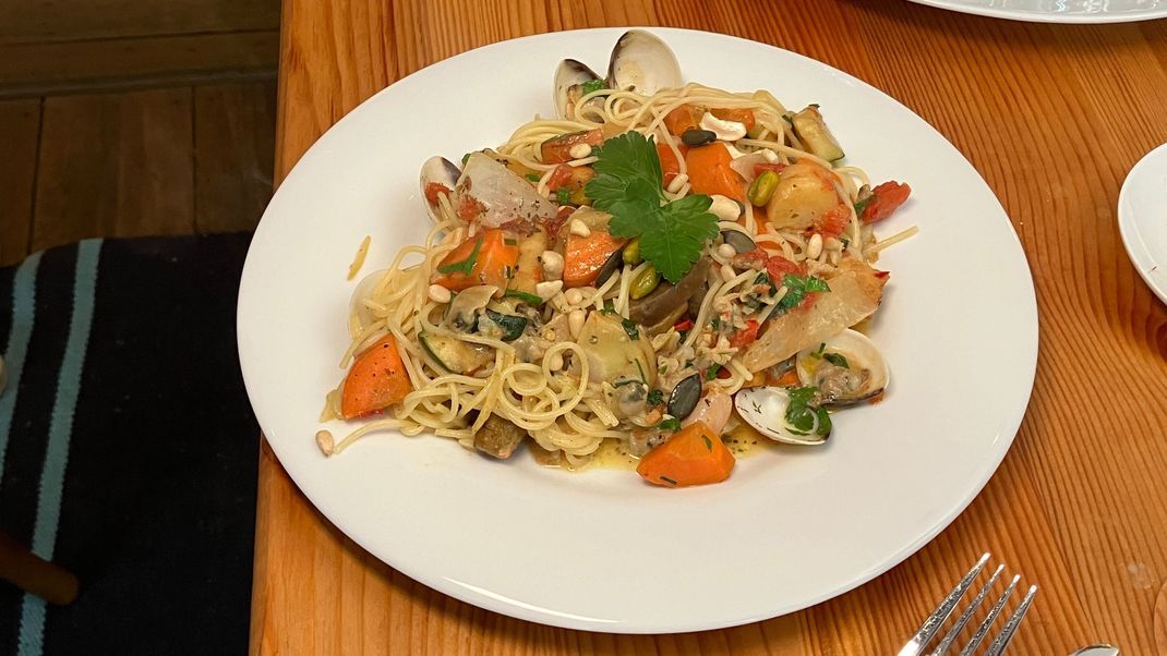 Spaghetti mit Gemüse, Venusmuscheln, Garnelen und Pulpo
