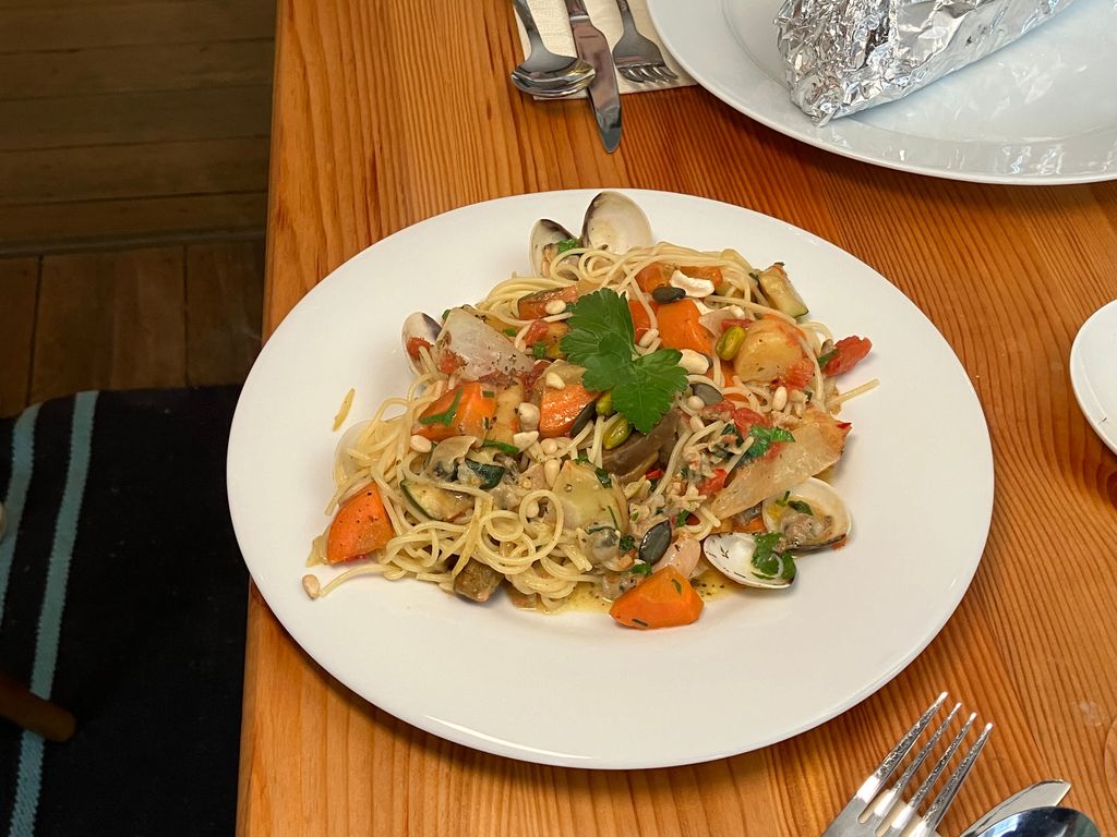 Spaghetti mit Gemüse, Venusmuscheln, Garnelen und Pulpo