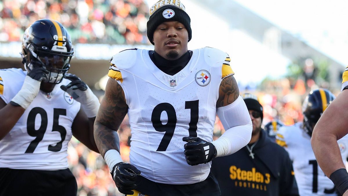 CINCINNATI, OH - DECEMBER 01: Pittsburgh Steelers linebacker Preston Smith (91) jogs off the field at halftime during the game against the Pittsburgh Steelers and the Cincinnati Bengals on December...