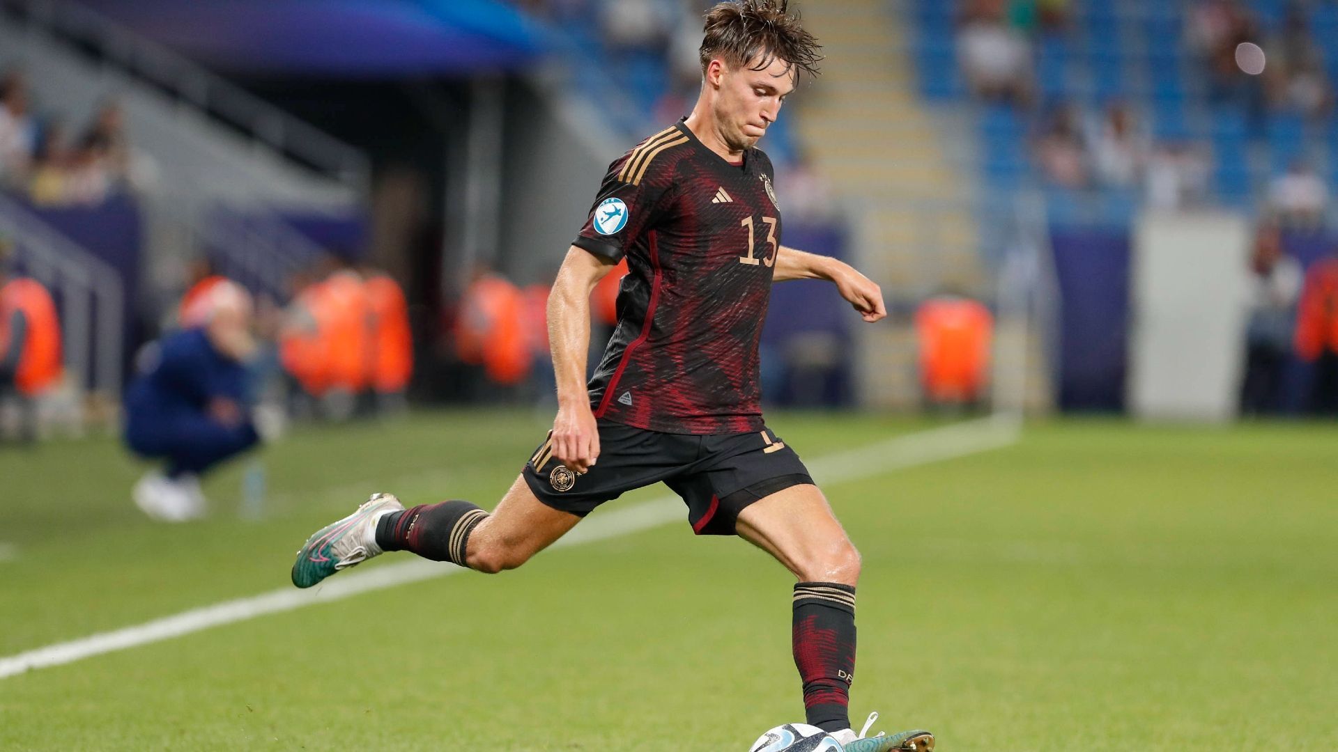 
                <strong>Kilian Fischer</strong><br>
                Ein belebendes Element im Spiel gegen die Engländer, als er nach einer Viertelstunde für Vagnoman ins Spiel kam. Zwar nicht fehlerlos in der Defensive, dafür mit dem Herz in der Hand auf dem Weg nach vorne. ran-Note: 3
              
