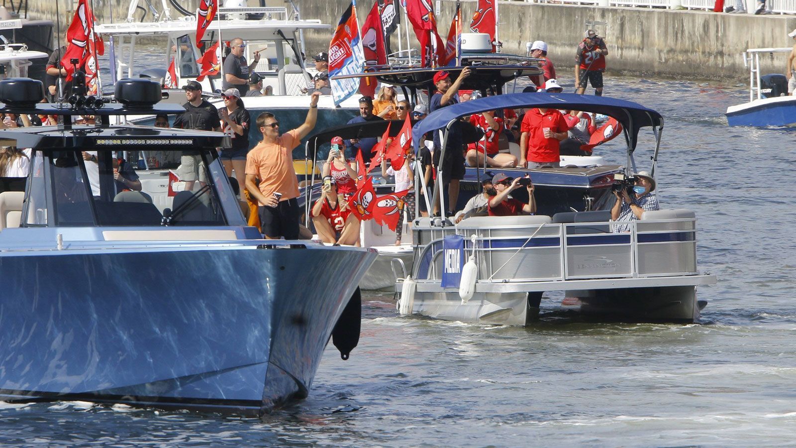 
                <strong>Die Bootsparade der Buccaneers nach dem Super-Bowl-Triumph</strong><br>
                Brady nutzt die Fahrt für einen Gang an die Spitze des Schiffes, um vom Bug aus die Huldigung der Massen entgegenzunehmen.
              