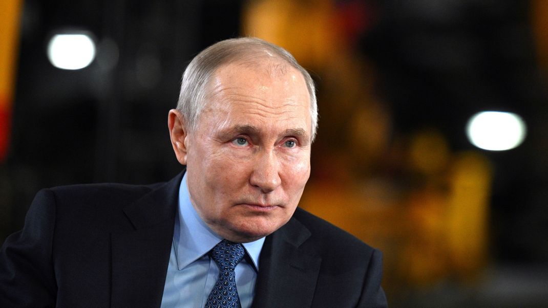 Russlands Präsident Wladimir Putin soll auch drei Jahre nach Beginn der Corona-Pandemie immer noch in Selbstisolation leben - aus Angst vor Ansteckung.