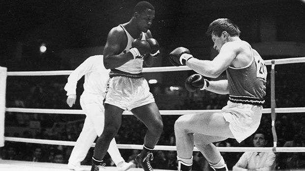 
                <strong>Joe Frazier (1964)</strong><br>
                Joe Frazier (1964): Der Schwergewichtler gehört neben Muhammad Ali und George Foreman - gegen die er beide antrat -zu den größten Boxern der Geschichte. Auch er begann die Profikarriere nach dem Olympiasieg 1964 in Tokio. Frazier war Box-Weltmeister der Verbände WBA und WBC.
              