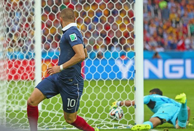 
                <strong>GoalControl: Der erste Einsatz</strong><br>
                Karim Benzema traf nur den Innenpfosten, von da aus prallte der Ball gegen Honduras' Keeper Valladares, der ihn erst Zentimeter hinter der Torlinie wieder erwischte und ins Feld schlug. Es wurde auf Eigentor des Torwarts entschieden. 
              