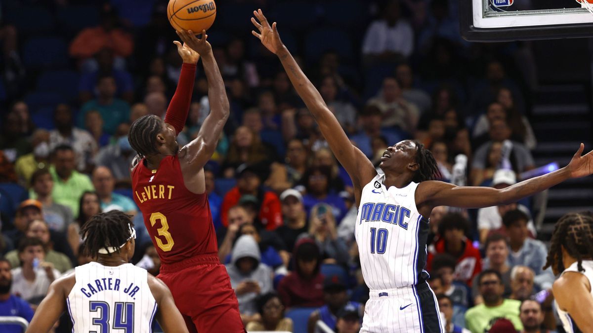 NBA, Basketball Herren, USA Preseason-Cleveland Cavaliers at Orlando Magic Oct 14, 2022; Orlando, Florida, USA; Cleveland Cavaliers guard Caris LeVert (3) makes a jump shot over Orlando Magic cente...