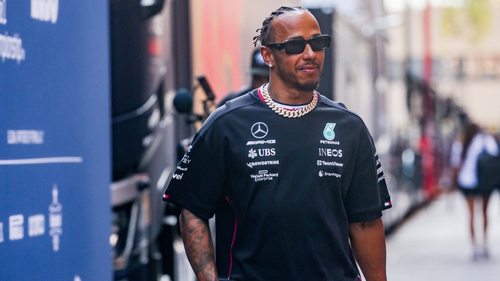 
                <strong>Gewinner: Lewis Hamilton</strong><br>
                Für das Podium hat es nicht ganz gereicht, dennoch war es ein erfolgreiches Rennen für den Rekord-Weltmeister. Als Fünfter ging Lewis Hamilton ins Rennen, am Ende kam er als Vierter ins Ziel – mit nicht einmal 2,5 Sekunden Rückstand auf das Podium. Der Brite sprach von einem "guten Ergebnis" und erklärte, er habe das Gefühl, Mercedes habe mit dem Upgrade für den W14 einen Sprung nach vorne gemacht. Zwar tat sich der 38-Jährige mit den Intermediates-Reifen im Regen schwer – so erklärte er, er sei wie auf Eis unterwegs gewesen – Hamilton handelte die Herausforderung aber fehlerfrei ab und sammelte fleißig WM-Punkte.
              