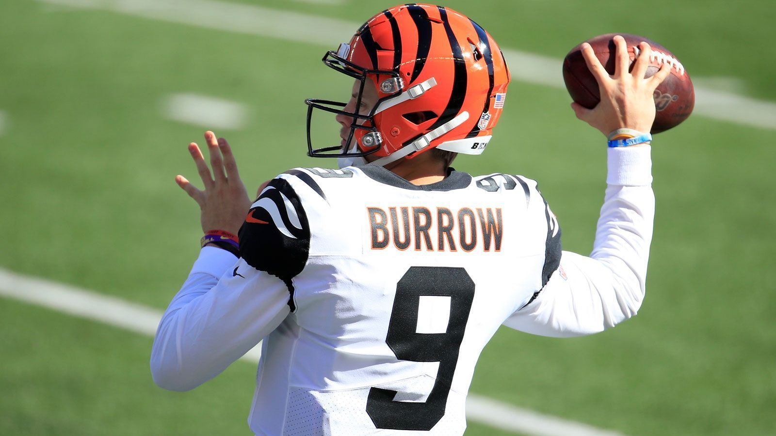 
                <strong>Rookie of the Year ran-User: Joe Burrow - Cincinnati Bengals</strong><br>
                Joe Burrow ist euer Rookie of the Year - zumindest zur Halbzeit. Der Quarterback der Cincinnati Bengals erhielt von der Community 52 Prozent der Stimmen und setzte sich unter anderem gegen Justin Herbert (Los Angeles Chargers, 31 Prozent) durch. Dahinter habt Ihr die starken Running Backs Clyde Edwards-Helaire (Kansas City Chiefs, 9 Prozent) und James Robinson (Jacksonville Jaguars, 8 Prozent). Die ran-Redaktion ist da ebenfalls bei den Usern. Dass die Auszeichnung für den Offensive Rookie of the Year gewöhnlich an einen Quarterback geht, ...
              