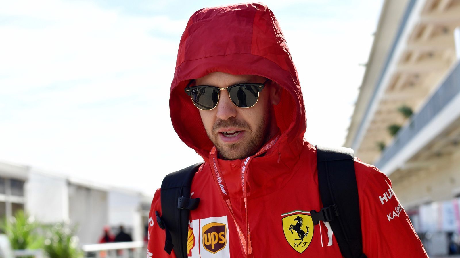 
                <strong>Bei Ferrari reicht es nur zu zwei Vize-Weltmeisterschaften</strong><br>
                Was für Vettel in den folgenden Jahren jedoch unerfüllt blieb, war der Traum von einem WM-Titel mit den Roten. 2017 und 2018 wurde er Vize-Weltmeister, wobei ihm die Mercedes-Stärke und eigene sowie Ferrari-Fehler im Weg standen. Dafür hatte er seinen Teamkollegen und Kumpel Kimi Räikkönen stets im Griff. Ein schwacher Trost.
              