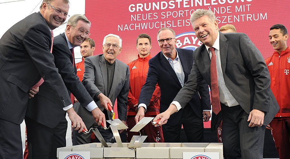 
                <strong>Bayern-NLZ</strong><br>
                Es ist soweit! Der FC Bayern München hat am 17. Mai sein 70 Millionen Euro teures neues Nachwuchsleistungszentrum im Norden Münchens nach knapp zwei Jahren Bauzeit eröffnet. Der FC Bayern Campus ist die neue Heimat der Jugendfußballabteilung und umfasst Vereinsheim, Restaurant, Präsentations- und Behandlungsräume, Arztpraxis, Schwimmbecken, Büros, Kantine und natürlich die Akademie mit 35 Apartments für den Nachwuchs. ran.de nimmt den derzeitigen Stand der Nachwuchsarbeit des Rekordmeisters unter die Lupe.
              