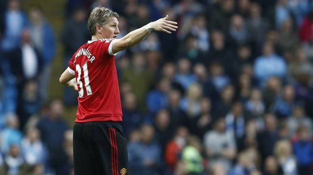 
                <strong>Bastian Schweinsteiger</strong><br>
                Was macht man, wenn man zum Ende der Transferperiode nach einer Zusage woanders noch ein besseres Angebot bekommt? Man geht am besten nicht mehr ans Telefon. Das soll in diesem Sommer so passiert sein. Andere Spieler ließen interessierte Klubs weitaus höflicher abblitzen. ran.de hat einige der Absagen in dieser Transferperiode gesammelt.
              