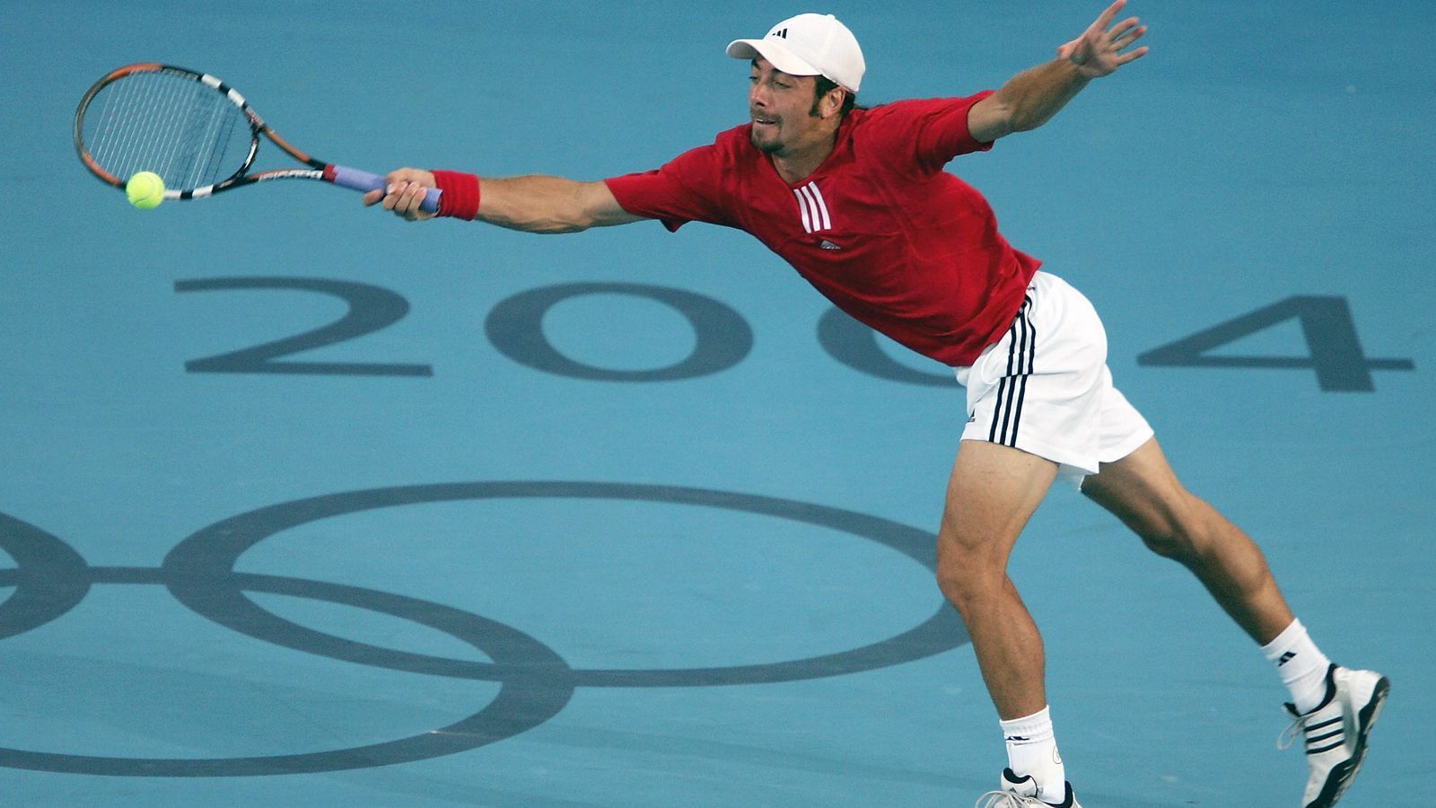 
                <strong>Olympia 2004: Nicolas Massu</strong><br>
                In der griechischen Hauptstadt Athen fanden die olympischen Sommer-Spiele 2004 statt. Im Tennis-Einzel konnte dort der Chilene Nicolas Massu eines seiner Karriere-Highlights feiern. Der heutige Coach des Österreichers Dominic Thiem gewann die Goldmedaille nach einem Fünf-Satz-Sieg gegen den USA-Amerikaner Mardy Fish. Zwischenzeitlich lag Massu mit 1:2 in Sätzen zurück, dann startete er ein imposantes Comeback. Mit einem 6:3-Erfolg im vierten Durchgang schaffte Massu zunächst den Satz-Ausgleich zum 2:2 und gewann danach den fünften Satz mit 6:4, damit gleichzeitig die Goldmedaille. Letztlich reiste Massu sogar mit zwei Goldmedaillen ab, im Doppel triumphierte er mit Partner Fernando Gonzalez ebenfalls.
              