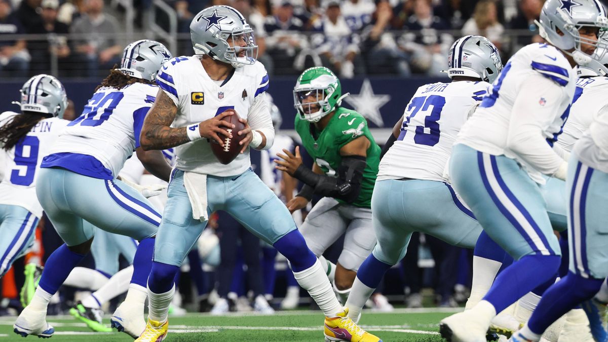 NFL, American Football Herren, USA Philadelphia Eagles at Dallas Cowboys Nov 23, 2025; Arlington, Texas, USA; Dallas Cowboys quarterback Dak Prescott (4) looks to throws during the first quarter ag...