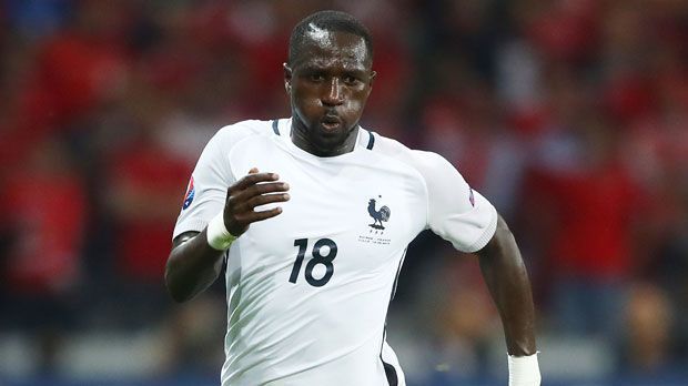 
                <strong>Moussa Sissoko (Newcastle United)</strong><br>
                Moussa Sissoko (Newcastle United): Der französische Nationalspieler Moussa Sissoko würde Absteiger Newcastle United am liebsten verlassen. Und es gäbe auch einen prominenten Interessenten. Laut "The Sun" würde Juventus Turin rund 17,5 Millionen Euro für den Mittelfeldspieler locker machen. Doch Newcastle beharrt auf einer Ablöse von mindestens 40 Millionen Euro. Der 27-Jährige hat die Hoffnung fast schon aufgegeben. Der "L'Equipe" sagte ein entnervter Sissoko: "Ganz ehrlich, Newcastle übertreibt es."
              