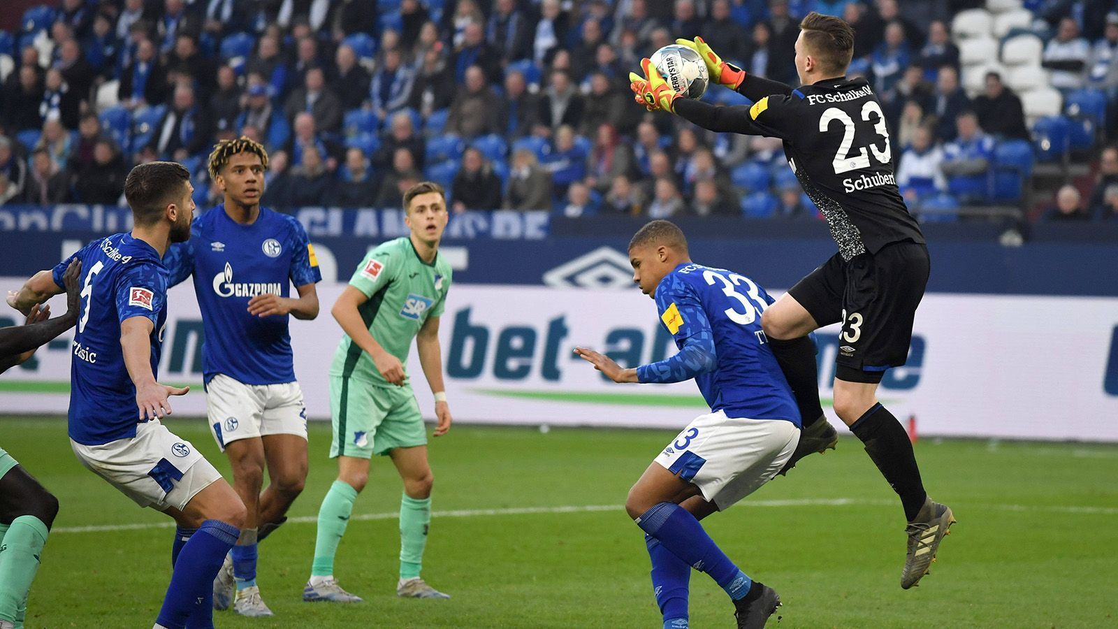 
                <strong>4. Das Niveau in der Bundesliga wird schwächer sein als zuvor</strong><br>
                Erschwerend hinzu kommt, dass die Vereine zum Zeitpunkt der Wiederaufnahme nur eine knappe Woche Mannschaftstraining hinter sich haben. "Ohne gute Vorbereitung bedeutet das, dass wir einerseits eine wahnsinnig hohe Belastung unseres Stütz- und Bewegungssystems haben - Knochen, Bänder, Sehnen, Gelenke beispielsweise, die überfordert werden können, weil sie eben nicht optimal vorbereitet sind", so Sportmediziner Ingo Froböse im SWR. Vor allem ab der 70. Minute steige deshalb die Verletzungsgefahr. Es ist kaum vorstellbar, dass sich die Spieler zu 100 Prozent auf das Spiel konzentrieren können. 
              