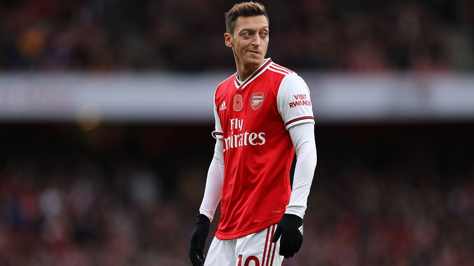 
                <strong>Platz 15 (geteilt): Mesut Özil</strong><br>
                Mesut Özil, der jüngst sein Karriereende verkündete, kam am 18. September 2013 auf einen Marktwert von 50 Millionen Euro. Damals war er erst ein paar Tage zuvor von Real Madrid zum FC Arsenal gewechselt - für eine Ablöse von 47 Millionen Euro. Die Karriere des Weltmeisters nahm früh beim FC Schalke 04 ihren Anfang.
              