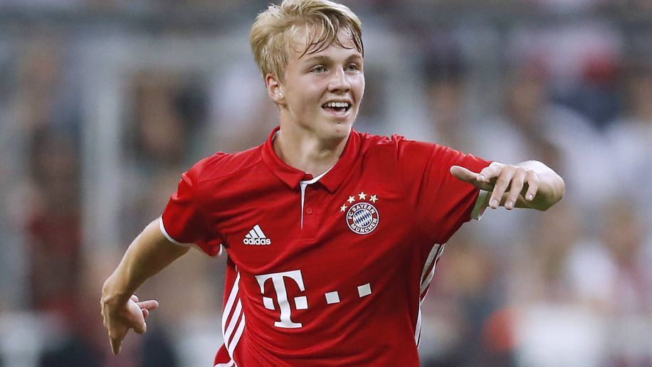 
                <strong>Felix Götze (FC Bayern München)</strong><br>
                Dort steht auch ein bekannter Name: Felix Götze, kleiner Bruder des Weltmeisters Mario, hat es ebenfalls in den B-Kader geschafft. Normalerweise spielt Götze als Innenverteidiger in der A-Jugend-Bundesliga. Mit etwas Glück schafft er es in dieser Saison als Nachrücker in den Kader eines Champions-League-Spiels.
              