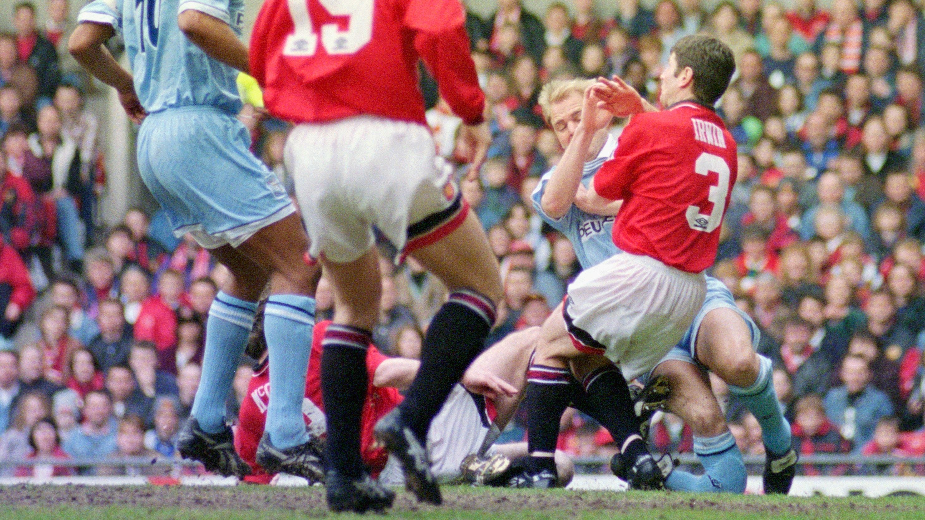 <strong>David Busst: Premier League 1996, Coventry City - Manchester United</strong><br>Beim Anblick dieser Verletzung musste sich sogar der Torwart übergeben:&nbsp; David Busst kollidierte mit Denis Irwin und Brian McClair, als diese versuchten, seinen Schuss zu blocken. Busst erlitt daraufhin einen offenen Schien- und Wadenbeinbruch und musste 22 Operationen über sich ergehen lassen. Mit nur 29 Jahren musste er daraufhin seine Karriere beenden. Die Verletzung gilt in der Fußballgeschichte als eine der schlimmsten.&nbsp;