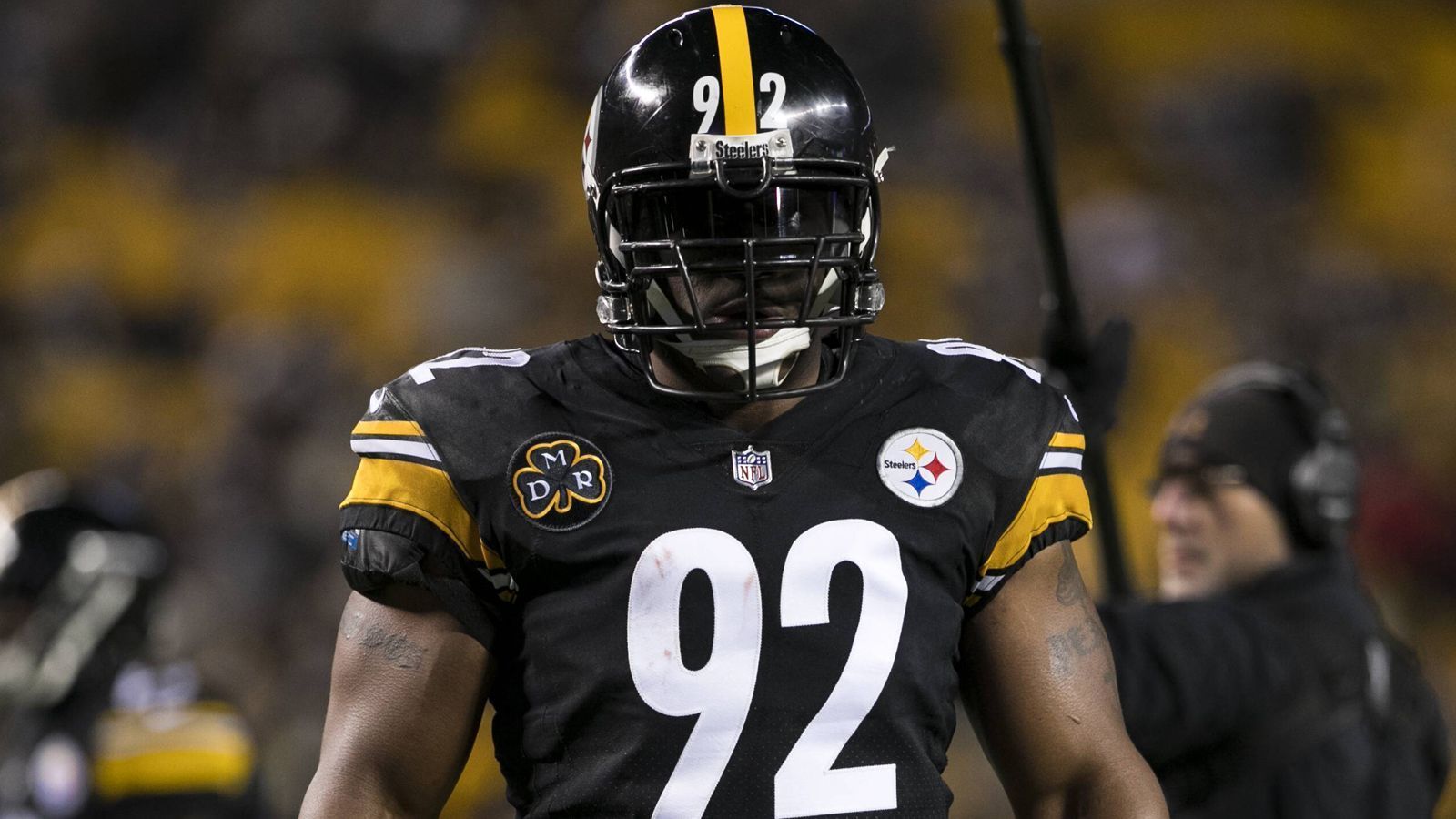 
                <strong>James Harrison</strong><br>
                James Harrisons Weg in die NFL war wirklich kein Zuckerschlecken. Er spielte zwar schon im Jahr 2002 vereinzelte Spiele für die Pittsburgh Steelers, wurde dann aber nach einem kurzen Zwischenstop bei den Baltimore Ravens zum Düsseldorfer American Football Team Rhein Fire in die NFL Europe geschickt. 2004 holten ihn sich die Steelers zurück, er wurde zum Fanliebling und gefürchteten Quarterback-Jäger. Er gewann zwei Mal den Super Bowl und stand fünf Mal im Pro Bowl. Nach einem kurzen Zwischenstopp bei den New England Patriots in der Saison 2017 beendete er seine Karriere.
              