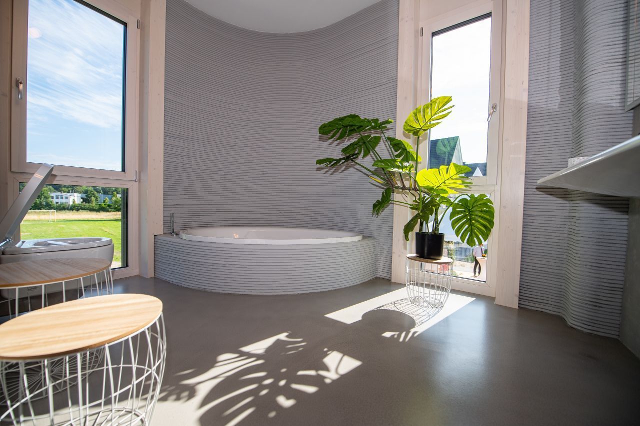 Viel Licht und rundliche Formen - das Badezimmer des 3D-Hauses.