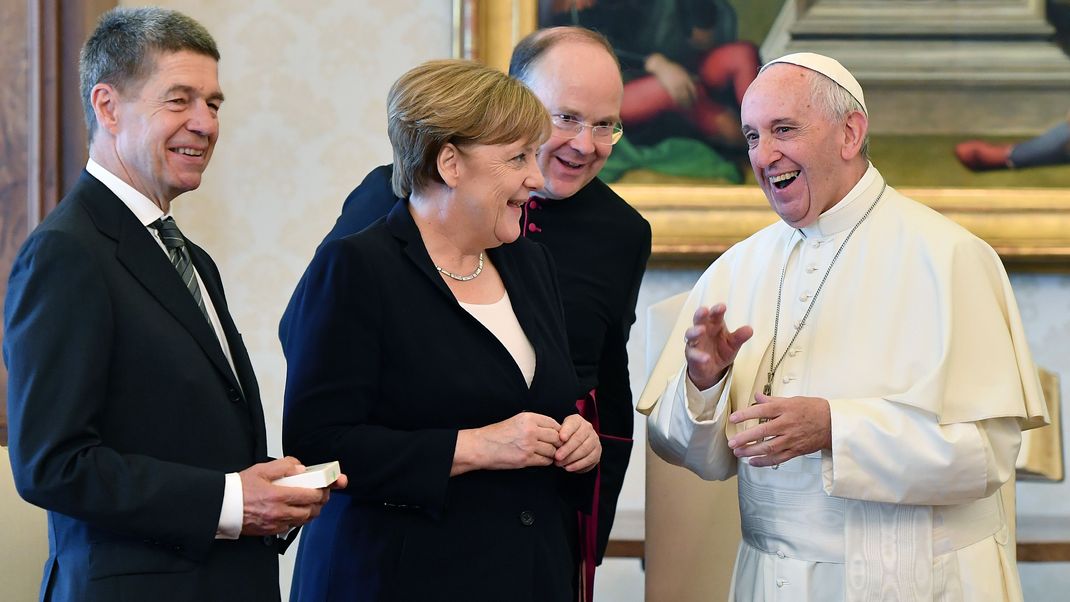 Die damalige Bundeskanzlerin Angela Merkel (CDU) und ihr Ehemann Joachim Sauer (l.) stehen 2017 am Vatikan bei einer Privataudienz mit Papst Franziskus zusammen.