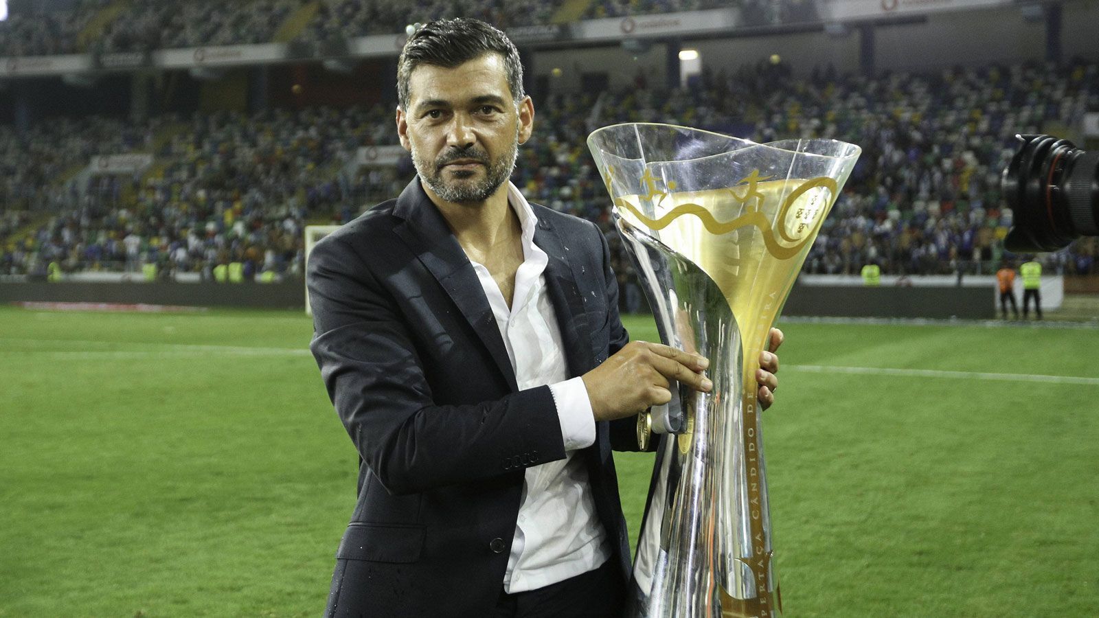 
                <strong>Sergio Conceicao (Trainer)</strong><br>
                Als Trainer arbeitet der 43-Jährige seit 2017 beim FC Porto, mit dem er in der vergangenen Saison Meister wurde. Davor war er schon für Nantes in Frankreich und Guimaraes und Braga in Portugal tätig.
              