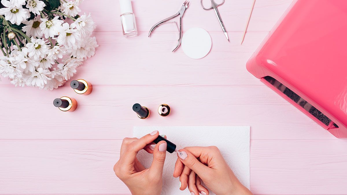 Zahnstocher, Basecoat, Stäbchen und verschiedene Nagellacke – wir verraten euch welche Tool Ihr benötigt, um die angesagten Marble Nails zu lackieren. 