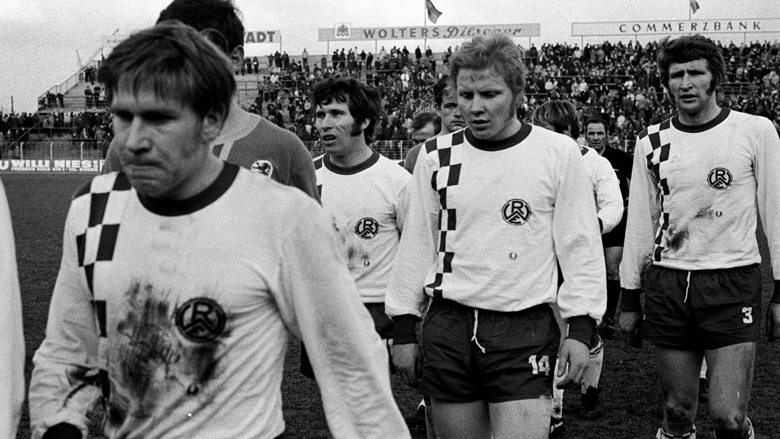 
                <strong>Platz 7: Rot-Weiss Essen (19 Spiele)</strong><br>
                Von Spieltag 22 der Saison 1970/71 an kann RWE bis zum Saisonende kein Spiel mehr gewinnen. In den letzten sieben Saisonspielen holen die Essener sogar gar keinen Punkt mehr. Es folgt der logische Abstieg, aber auch bei der Rückkehr zwei Jahre später läuft es nicht rund. Zwei Punkte in den ersten sechs Spielen und schon wächst die Abstiegsangst im Ruhrpott wieder gewaltig. Doch am 7. Spieltag setzt es einen 2:1-Heimsieg gegen Wuppertal. Es folgen weitere neun Saisonsiege und am Ende sogar der Klassenerhalt auf Platz 13 für den Aufsteiger.
              