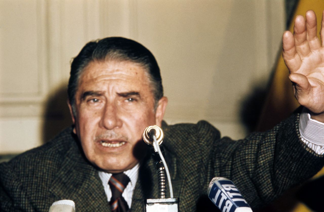 In Chile putschte im September 1973 das Militär gegen den demokratisch gewählten Präsidenten Salvador Allende. Der US-Geheimdienst unterstützte den Putsch. Die an die Macht gekommenen Militärs unter Augusto Pinochet (Foto) regierten 17 Jahre lang bis zum März 1990. Tausende politische Gegner wurden gefoltert und getötet.