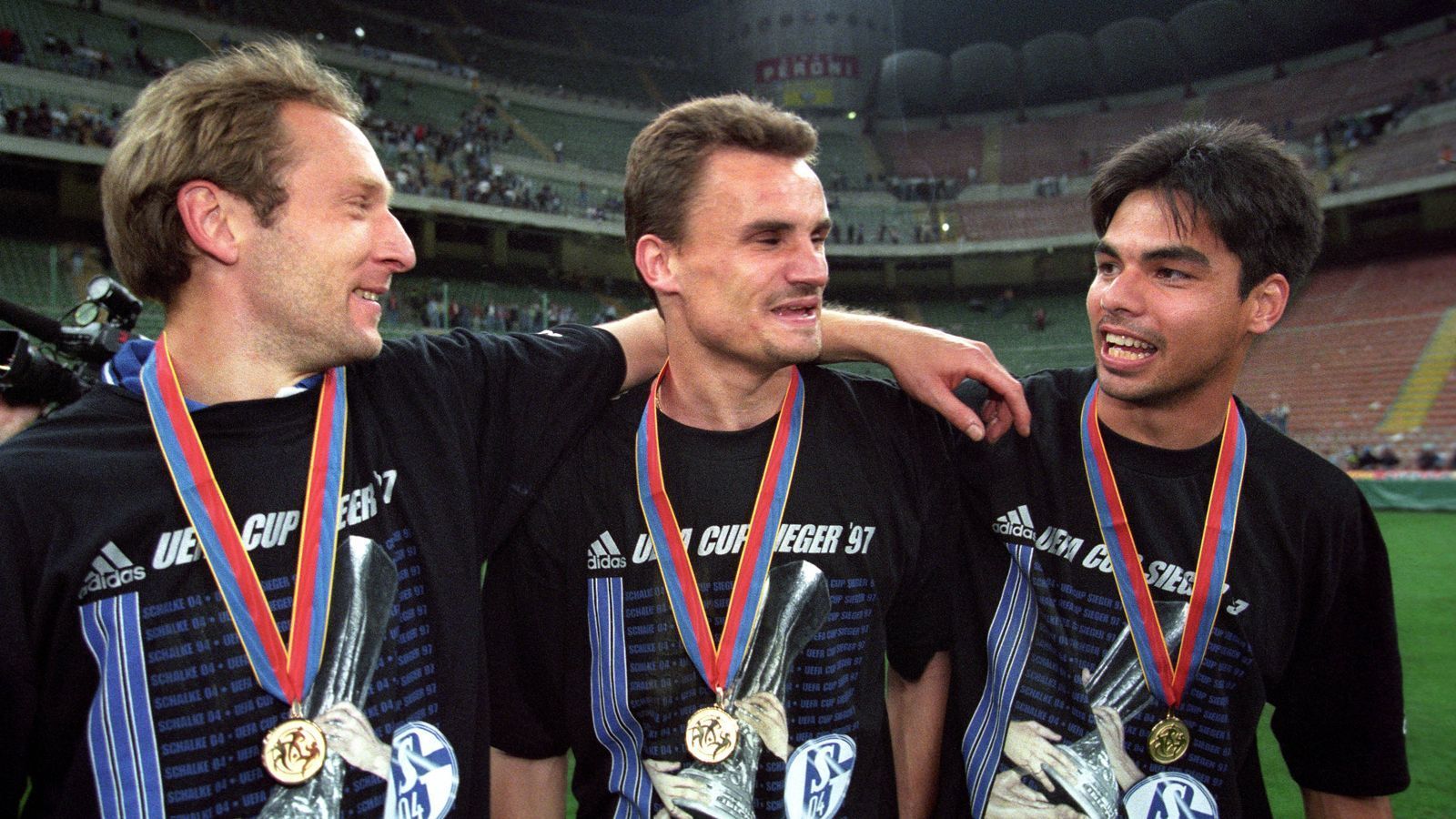 
                <strong>Stand im Kader der legendären Schalker Eurofighter</strong><br>
                David Wagner hat bereits eine Vergangenheit auf Schalke. Von 1995 bis 1997 war er für "Königsblau" aktiv. Und somit war der Mittelstürmer auch Teil der legendären Schalker Eurofighter, die 1997 sensationell den UEFA-Cup gewannen. Allerdings war Wagner in dieser Zeit zumeist nur Reservist. Auch in den beiden Finalspielen gegen Inter Mailand kam der gebürtige Frankfurter nicht zum Einsatz. Insgesamt steuerte Wagner auf dem Weg zum Titel ein Tor bei fünf Einsätzen bei.
              