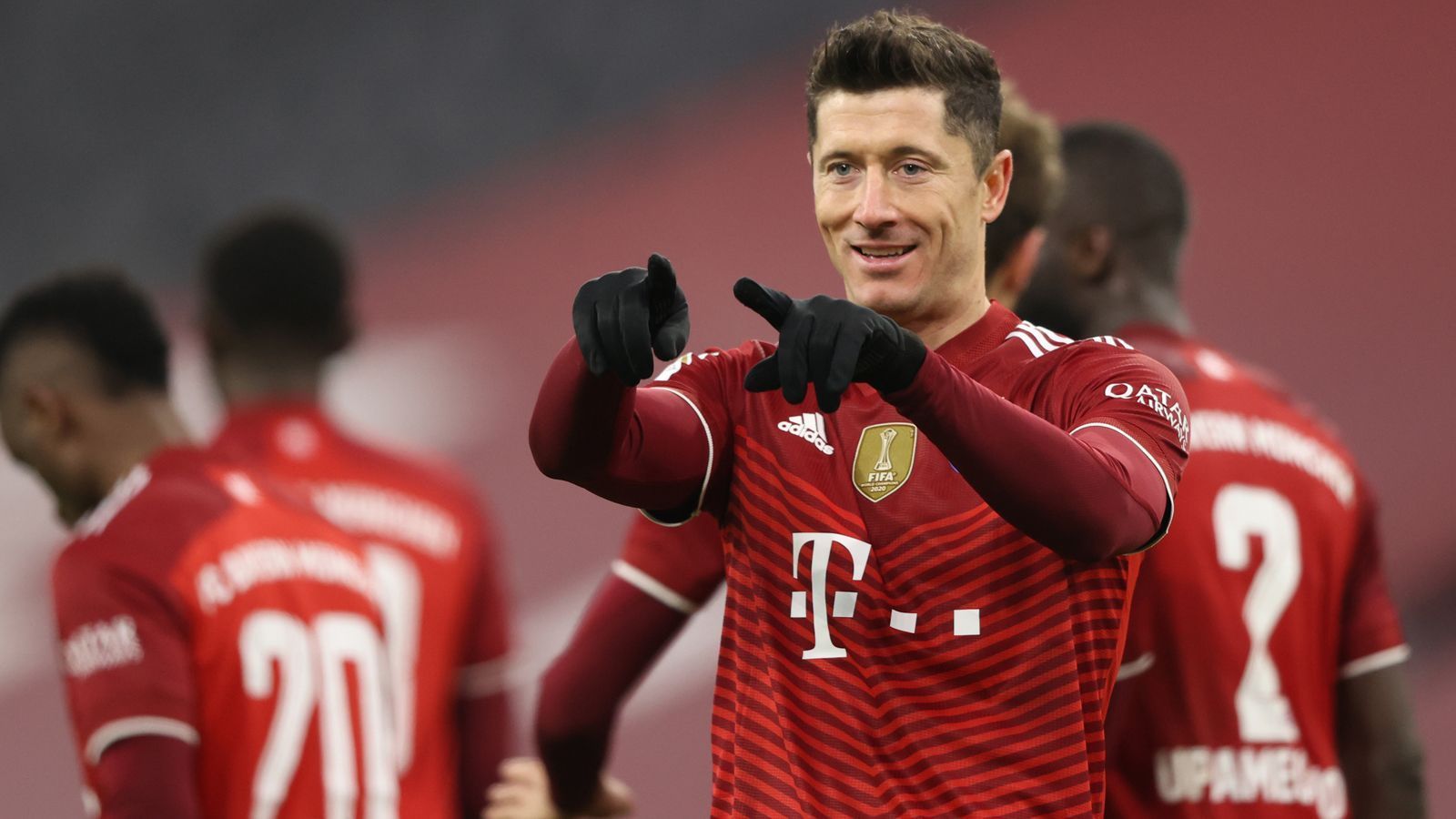 
                <strong>Angriff: Robert Lewandowski (FC Bayern München)</strong><br>
                Nach 41 Saisontoren in der Vorsaison und damit einem neuen Bundesliga-Rekord schloss Robert Lewandowski auch das Bundesliga-Jahr 2021 mit einer neuen Bestmarke ab. Im Kalenderjahr 2021 gelangen dem Polen 43 Bundesliga-Treffer und damit so viele, wie keinem anderen Spieler zuvor. Mit 19 Treffern steht der 33-Jährige nach der Herbstsaison zudem fast schon selbstverständlich wieder an der Spitze der Bundesliga-Torjägerliste und hat so einen ganz erheblichen Anteil an Bayerns souveräner Herbstmeisterschaft. Da kann er es wohl auch verschmerzen, dass er zuletzt bei der Weltfußballerwahl übergangen wurde und stattdessen Lionel Messi zu seinem Nachfolger gekürt wurde.
              