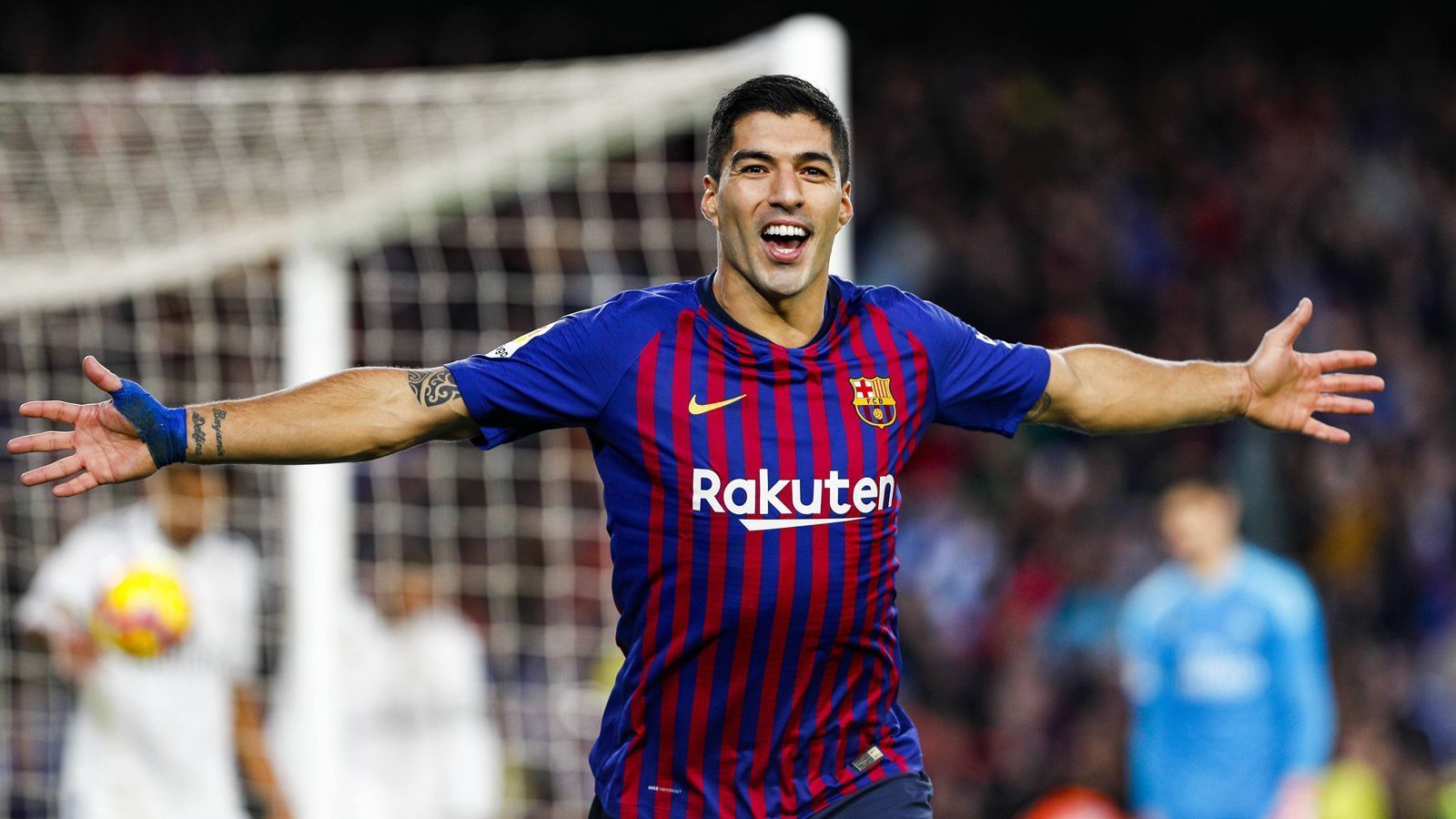 
                <strong>Luis Suarez (FC Barcelona)</strong><br>
                Die Enthüllungsplattform "Football Leaks" veröffentlicht Details zu Suarez' Transfervertrag zwischen dem FC Barcelona und dem FC Liverpool. Demnach bezahlte Barca die Ablösesumme von 82 Millionen Euro in Raten. Die fünfte und letzte Rate stand im Juli 2016 an (ca. 17 Millionen Euro). Zuvor gingen ähnliche Summen jeweils im Juli 2014, Januar und Juli 2015 sowie Januar 2016 nach Liverpool. Übrigens: Eine "Biss-Klausel" für potenzielle Ausraster von Suarez gibt es offenbar nicht.
              